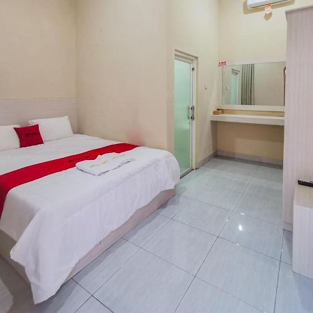 Отель Reddoorz Near Pantai Pancer Door Пачитан Экстерьер фото